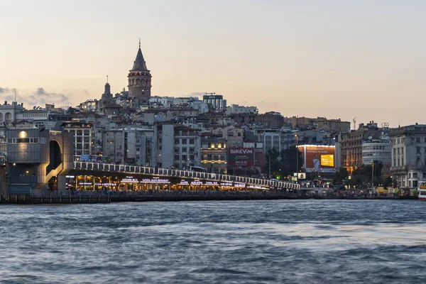 Solnedgång utsikt över Golden Horn och Galata tornet i Istanbul, Turkiet — Stockfoto