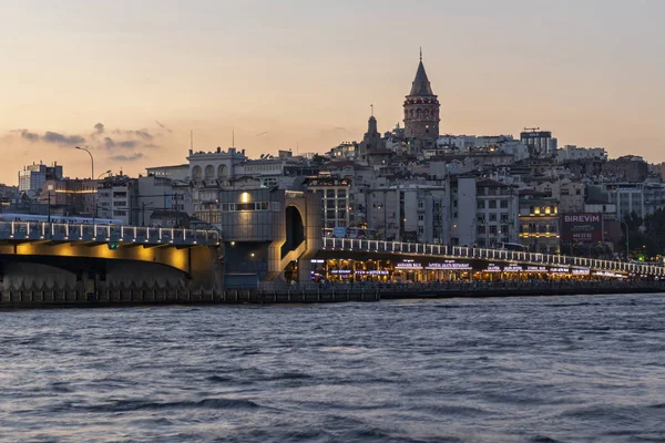 İstanbul, Türkiye 'de Altın Boynuz ve Galata kulesinin gün batımı manzarası