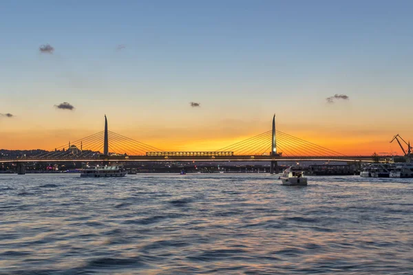 Vista al atardecer del Puente Ataturk y Cuerno de Oro en Estambul, Turquía — Foto de Stock