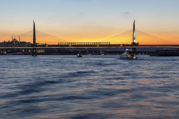 Sunset view of Ataturk Bridge and Golden Horn inIstanbul, Turkey — Stock Photo, Image