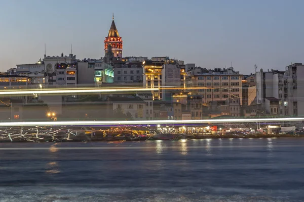 İstanbul, Türkiye 'de Altın Boynuz ve Galata kulesinin gün batımı manzarası