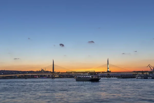 Sonnenuntergang Blick auf Atatürk-Brücke und goldenes Horn inistanbul, Türkei — Stockfoto