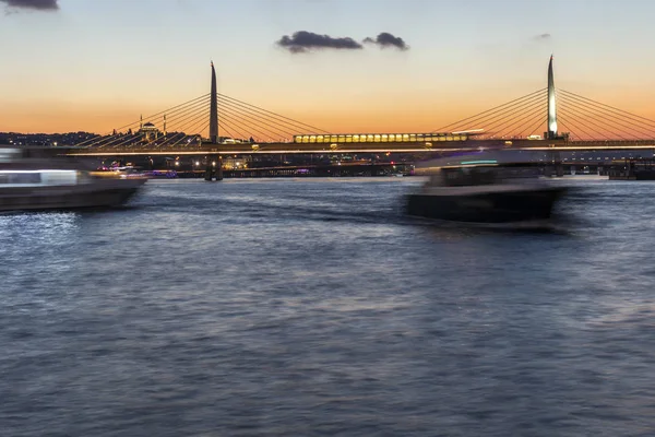 Sunset view of Ataturk Bridge and Golden Horn inIstanbul, Turkey — Stock Photo, Image