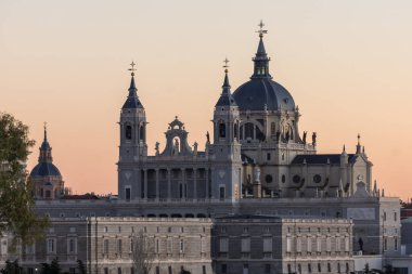 Madrid 'deki Kraliyet Sarayı ve Almudena Katedrali