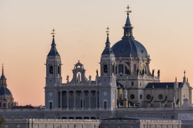 Madrid 'deki Kraliyet Sarayı ve Almudena Katedrali