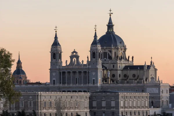 Royal Palace and Almudena Cathedral in City of Madrid — ストック写真