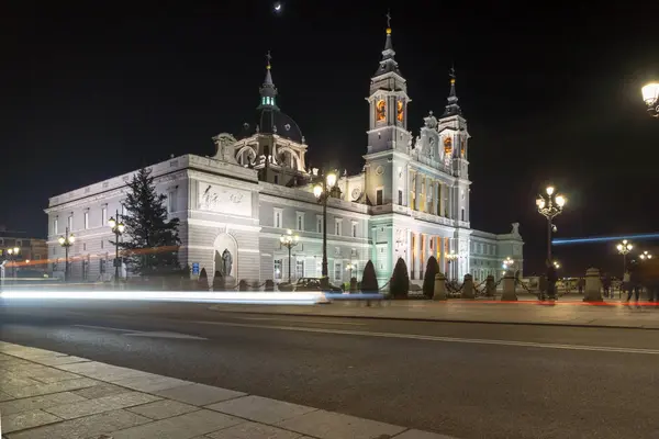 Foto nocturna de la Catedral de la Almudena en la ciudad de Madrid — Foto de Stock