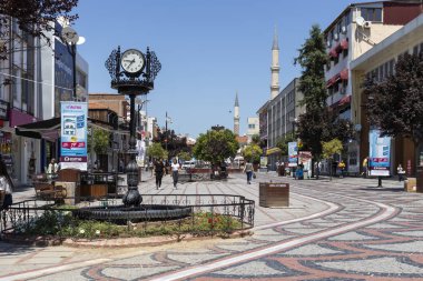 Edirne, Tur 'un merkezinde yaya sokağı alışverişi.