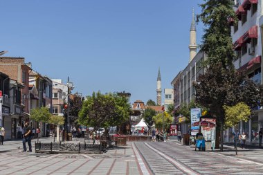 Edirne, Tur 'un merkezinde yaya sokağı alışverişi.