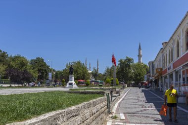 Edirne, Tur 'un merkezinde yaya sokağı alışverişi.