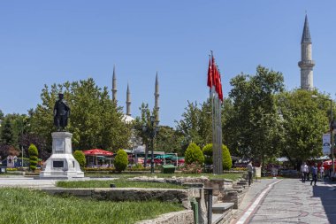 Edirne, Tur 'un merkezinde yaya sokağı alışverişi.
