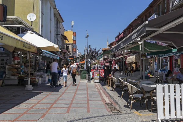 Edirne, Tur 'un merkezinde yaya sokağı alışverişi. — Stok fotoğraf