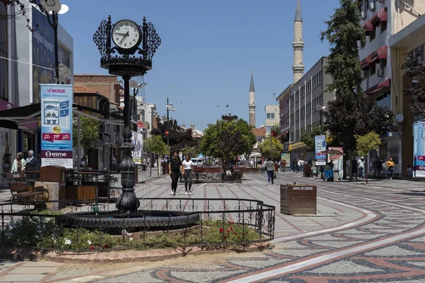 Edirne, Tur 'un merkezinde yaya sokağı alışverişi.