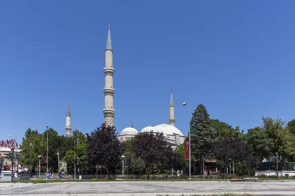 Shopping gågata i centrum av staden Edirne, Tur — Stockfoto