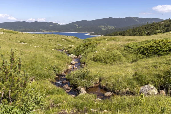 Landskap i Belmeken dammen, Rila berg, Bulgarien — Stockfoto