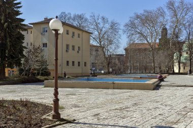 Pernik şehir merkezindeki tipik bina ve cadde