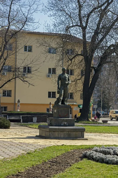 Pernik şehir merkezindeki tipik bina ve cadde — Stok fotoğraf