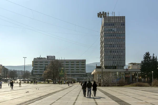 Edificio típico y calle en el centro de la ciudad de Pernik —  Fotos de Stock