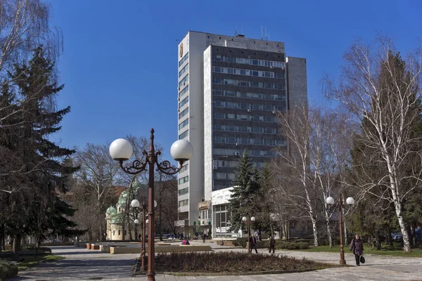 Pernik şehir merkezindeki tipik bina ve cadde — Stok fotoğraf