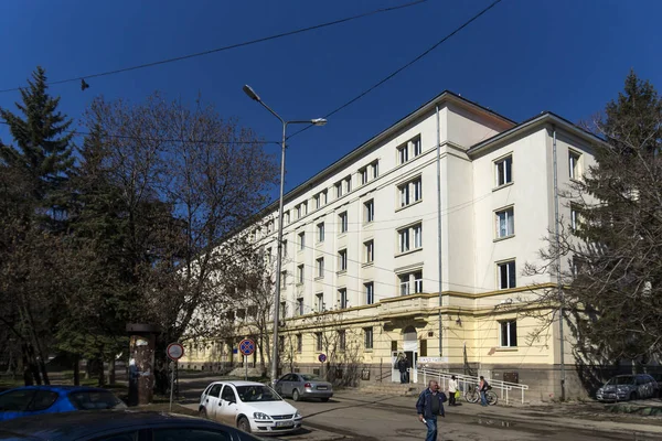 Typisches gebäude und straße im zentrum der stadt pernik — Stockfoto