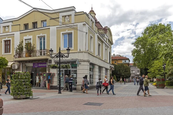 Центральна пішохідна вулиця в місті Пловдив (Болгарія). — стокове фото