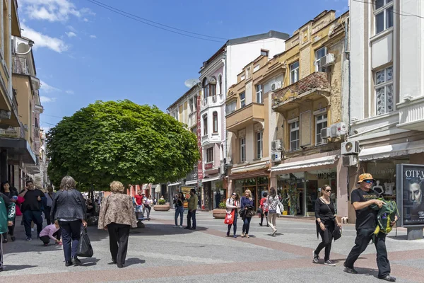 Calle peatonal central en la ciudad de Plovdiv, Bulgaria — Foto de Stock