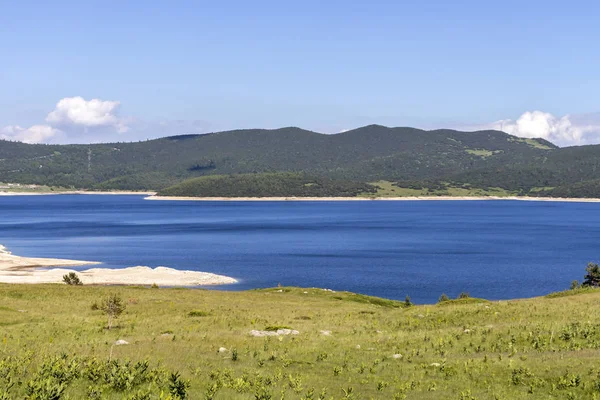 Sommer Blick auf Belmeken Reservoir, rila Berg, Bulgarien — Stockfoto