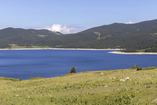 Vue d'été du réservoir Belmeken, montagne Rila, Bulgarie — Photo