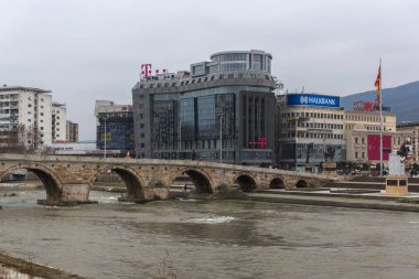 Üsküp 'teki Eski Taş Köprü ve Vardar Nehri