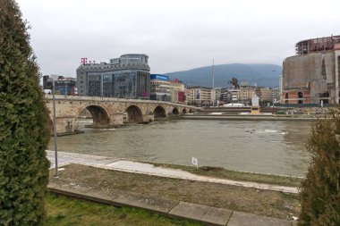Üsküp 'teki Eski Taş Köprü ve Vardar Nehri