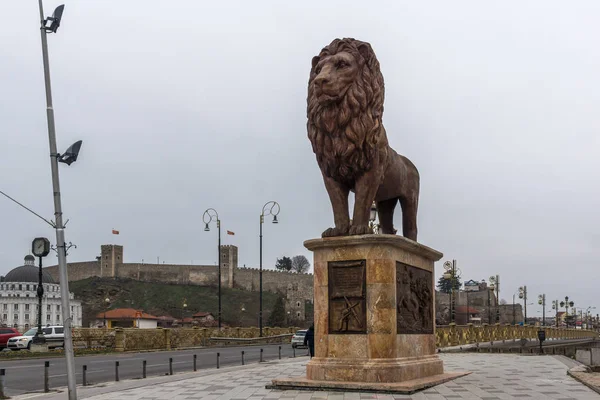 Statue du lion au pont sur la rivière Vardar dans la ville de Skopje — Photo