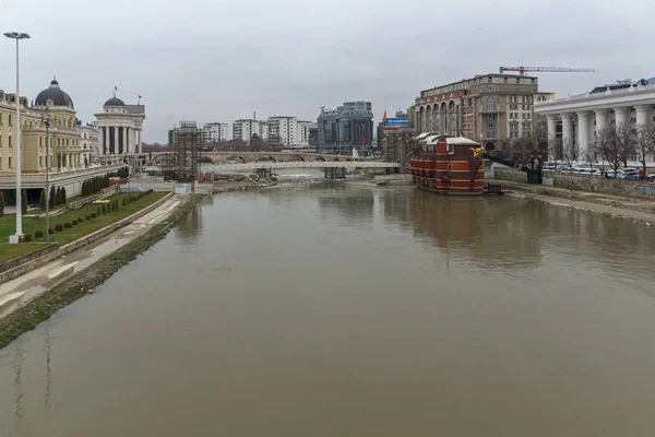 Rzeka Vardar przechodząca przez miasto Skopje — Zdjęcie stockowe