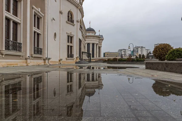 Clădirea Teatrului Național Macedonean din orașul Skopje — Fotografie, imagine de stoc