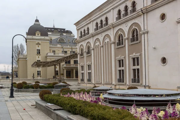 Edifício do Teatro Nacional Macedônio na cidade de Skopje — Fotografia de Stock