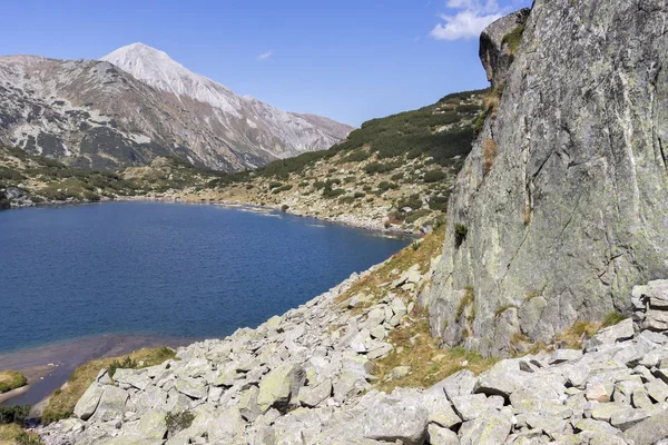 Lago Banderitsa de peixes e Vihren Peak, Pirin Mountain, Bulgária — Fotografia de Stock