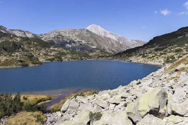 Lago Banderitsa de peixes e Vihren Peak, Pirin Mountain, Bulgária — Fotografia de Stock