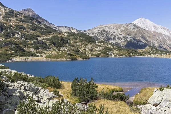 Lago Banderitsa y Pico Vihren, Montaña Pirin, Bulgaria — Foto de Stock