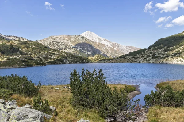 Fish Banderitsa lake and Vihren Peak, Pirin Mountain, Bulgarien — Stockfoto