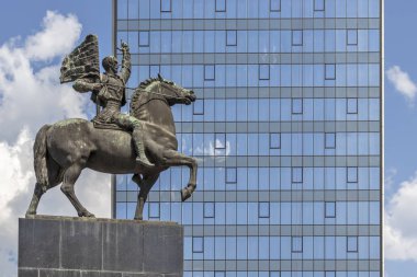 Nis şehrinin merkezi Nis 'in kurtarıcıları için bir anıt.