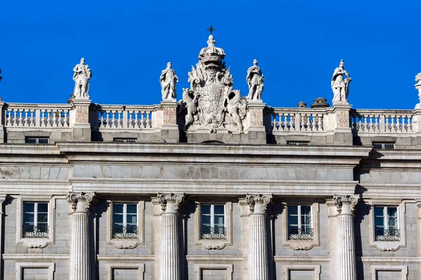 Facciata del palazzo reale a Madrid, Spagna — Foto Stock