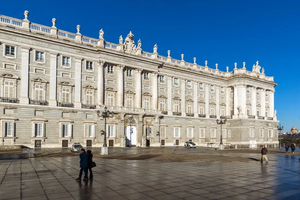 Фасад королевского дворца в Мадриде, Испания — стоковое фото