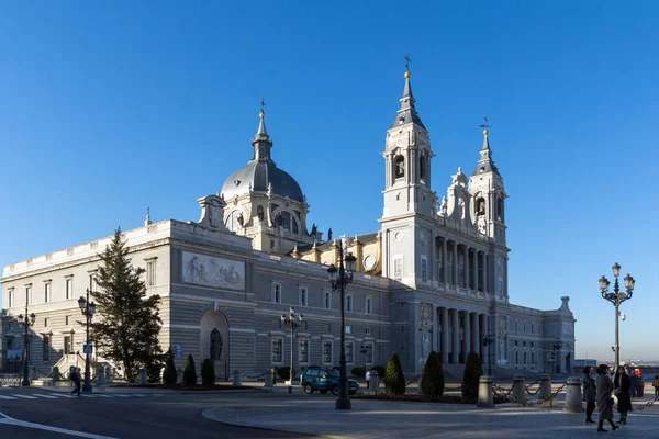 Ranní pohled na katedrálu Almudena v Madridu — Stock fotografie