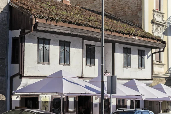 セルビアのベオグラードの典型的な建物と通り — ストック写真