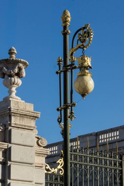 İspanya, Madrid 'deki Kraliyet Sarayı' nın mimari detayları.