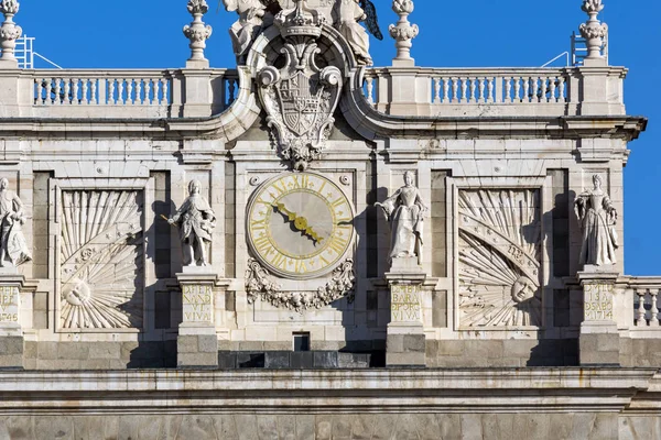 Detalle arquitectónico del Palacio Real de Madrid, España — Foto de Stock