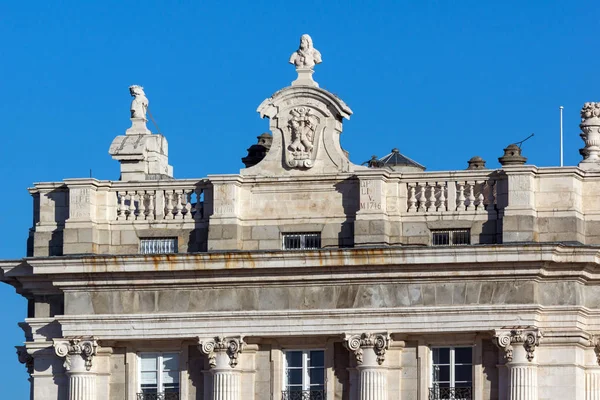 Detalle arquitectónico del Palacio Real de Madrid, España — Foto de Stock
