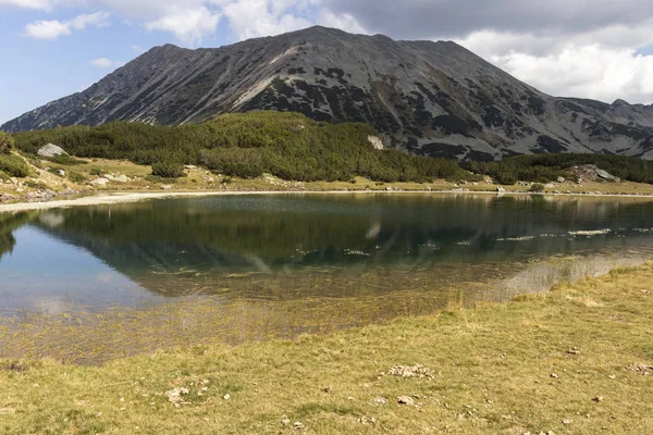 Muratovo (Hvoynato) lago en la montaña Pirin, Bulgaria — Foto de Stock