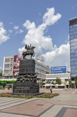 Nis şehrinin merkezi Nis 'in kurtarıcılarının anıtı.