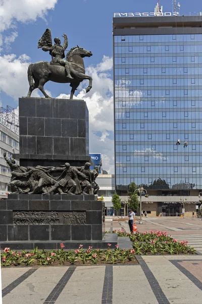 Monument över befriarna av Nis centrum av staden Nis — Stockfoto