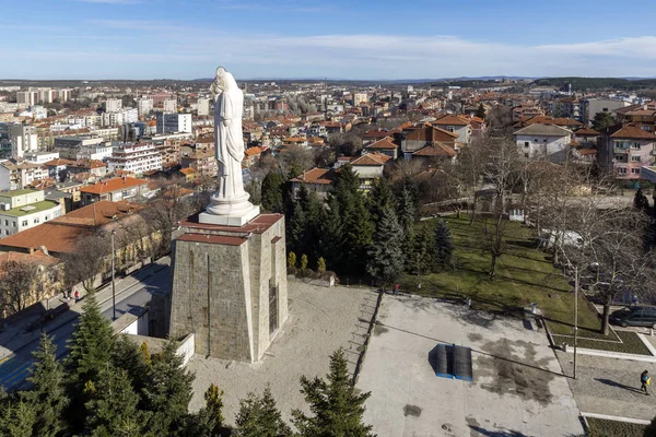 Monumento da Virgem Maria e panorama para Haskovo, Bulgária — Fotografia de Stock